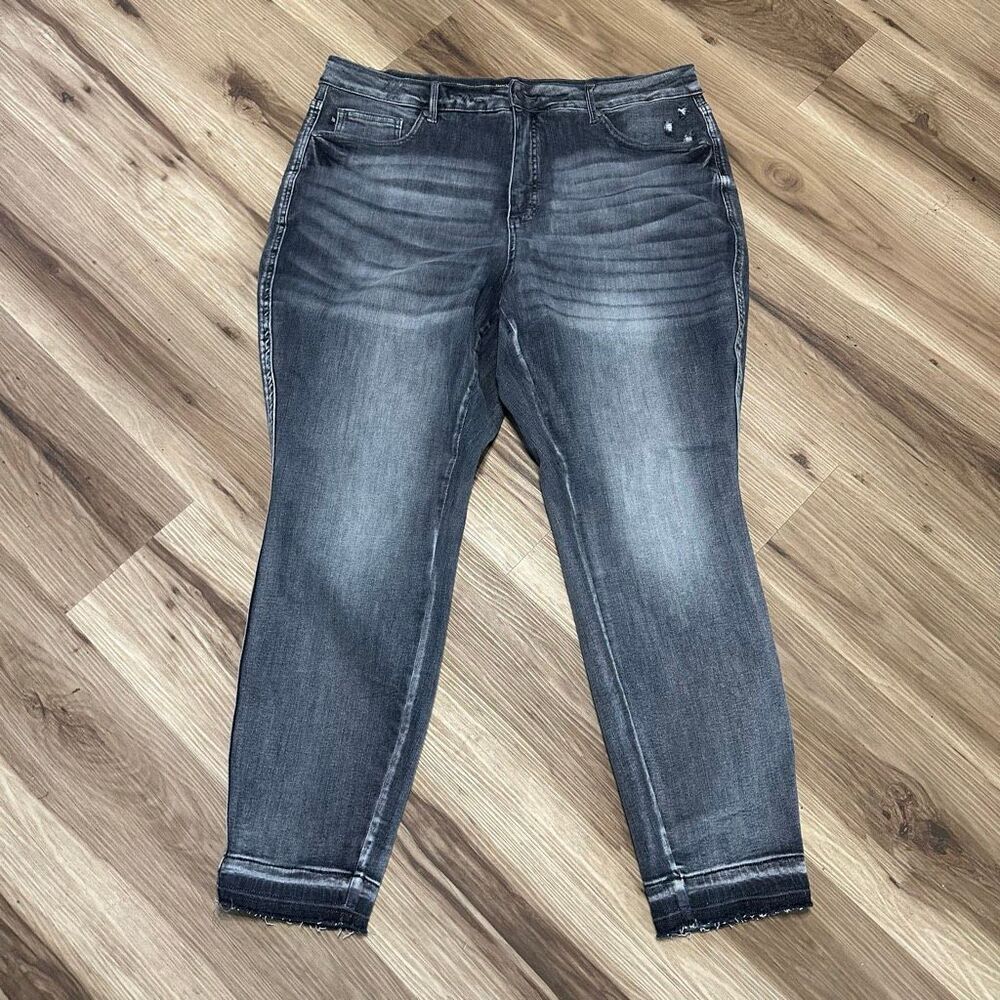 Judy Blue skinny fit black distressed boutique 20W jeans